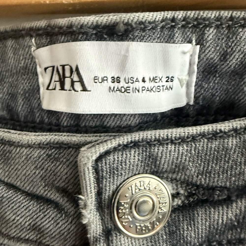 ZARA Gray Distressed Skinny Jeans Raw Hem Ripped Knee Women’s Size 4 - Picture 2 of 3